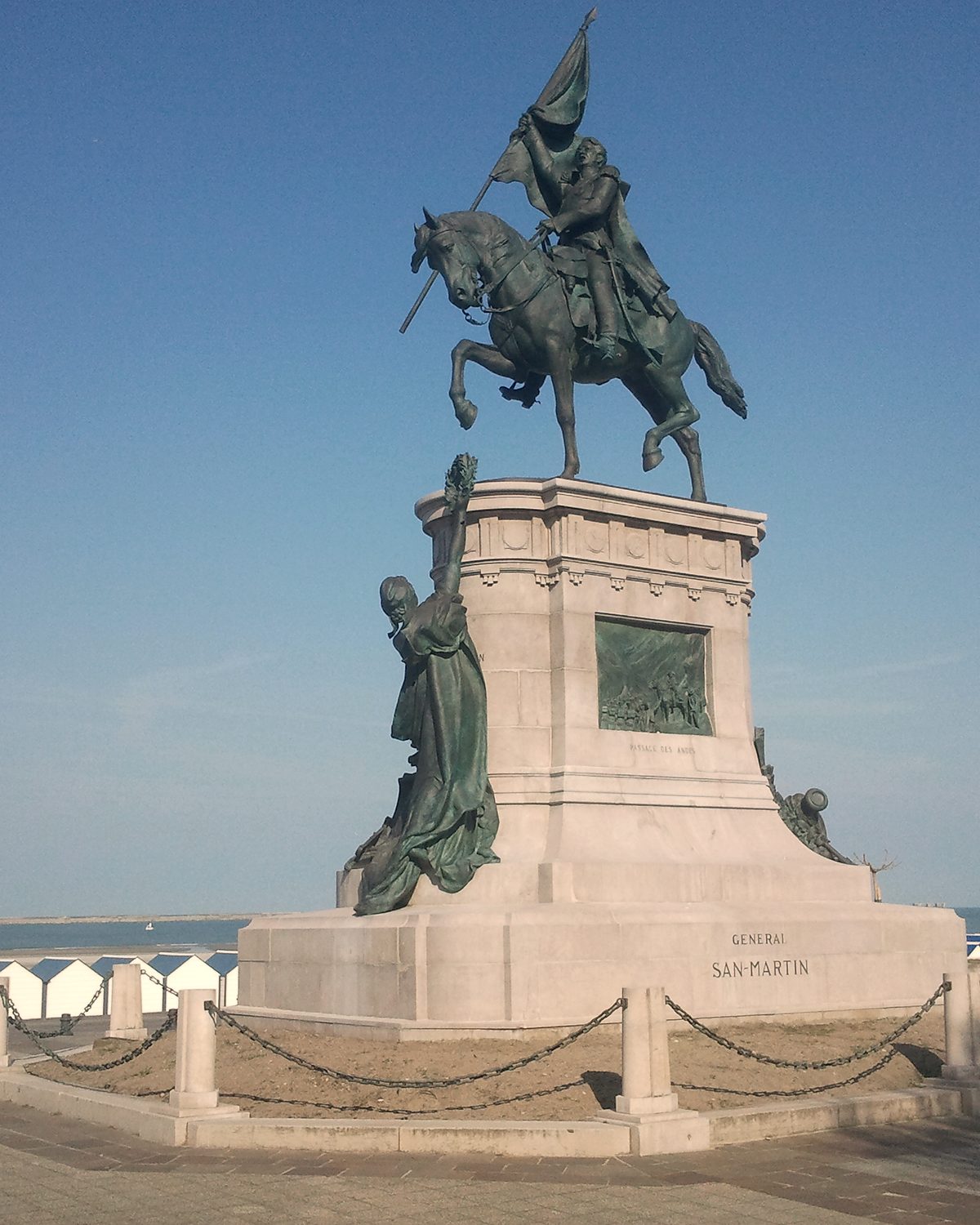 Monumento ecuestre al General San Martín frente al mar en Boulogne-sur-Mer
