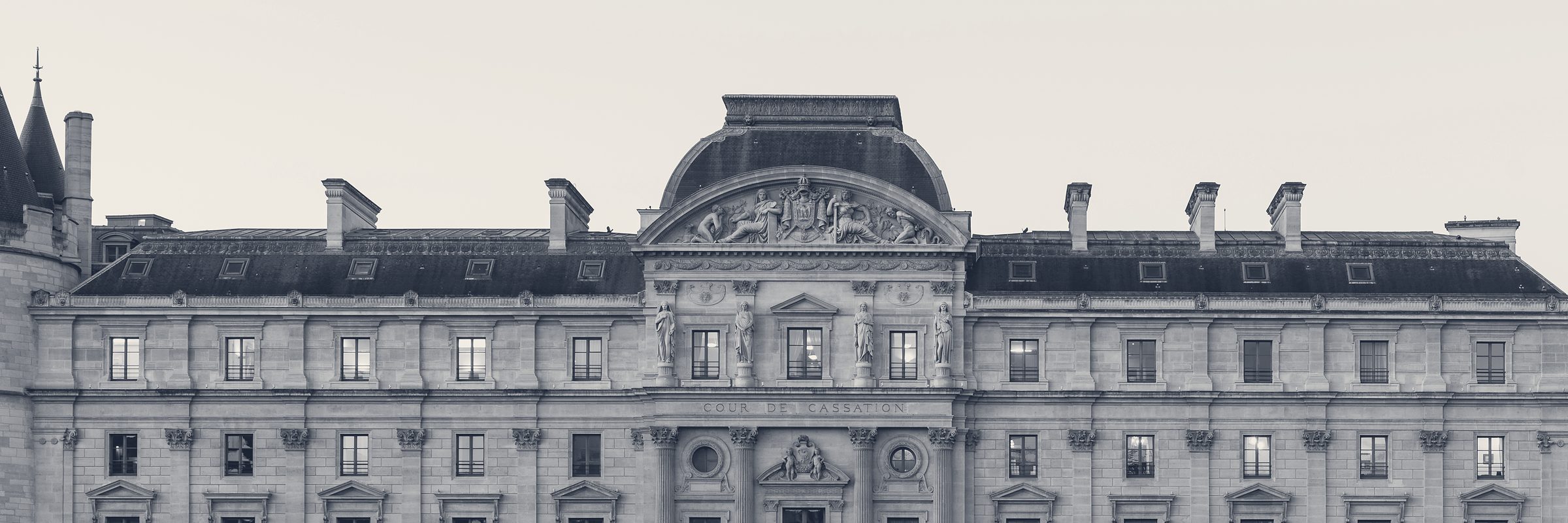Fachada de la Cour de cassation sobre el Sena al atardecer, París