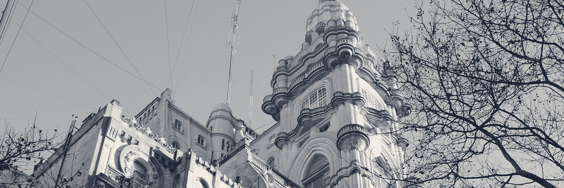 La torre del Palacio Barolo iluminada por el atardecer, Buenos Aires