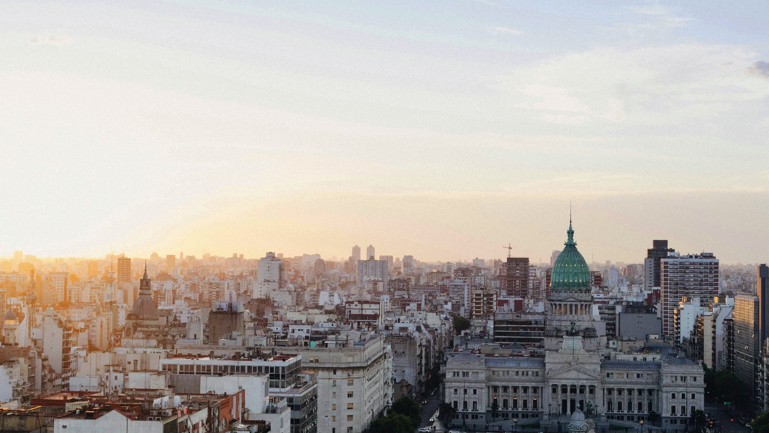 Vista aérea del Congreso de la Nación y el centro de Buenos Aires al atardecer