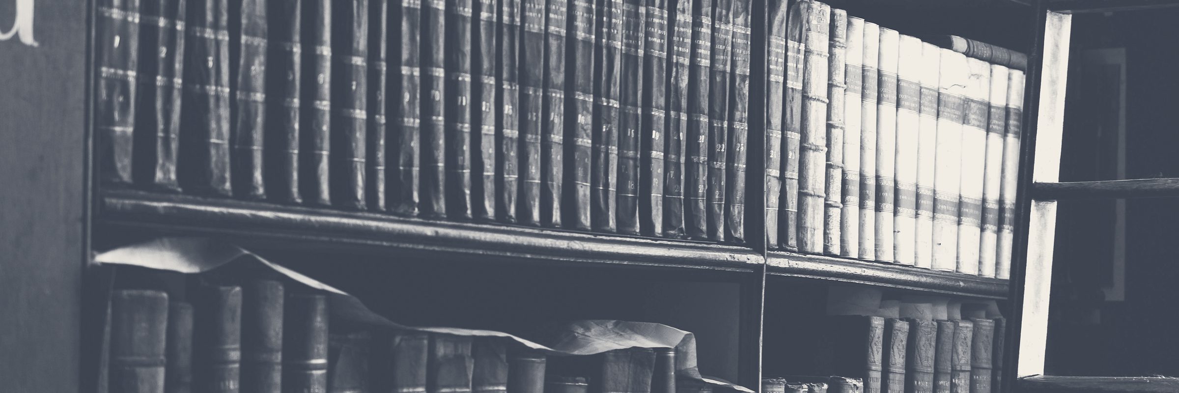 Estantería de libros antiguos encuadernados en cuero