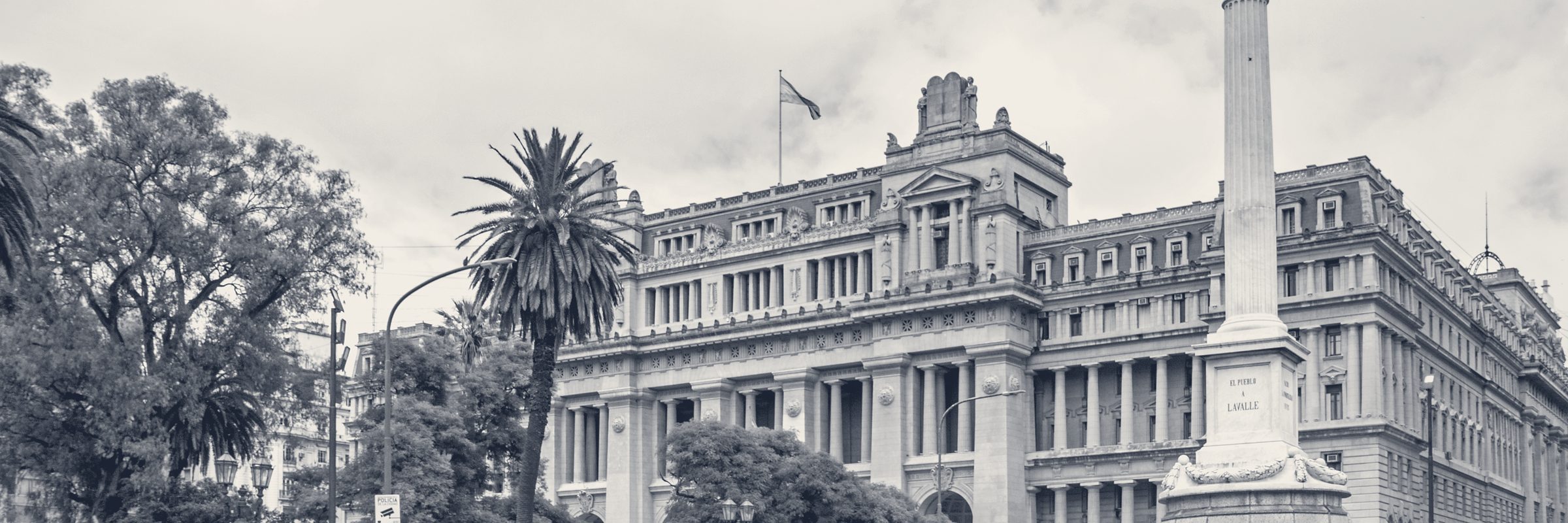 Palacio de Justicia de la Nación y la columna del monumento a Lavalle, Buenos Aires
